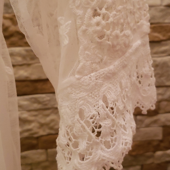 White lace top. "LILLY MASON" - Picture 8 of 15